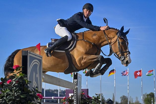 Nizozemský parkurový jezdec Jur Vrieling s koněm Fiumicino van de Kalevallei během nedělní Grand Prix v Chuchli.