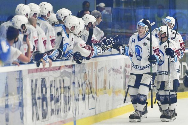 Dohrávka 1. kola hokejového Poháru Generali České pojišťovny. Jakub Pour z Plzně se raduje se spoluhráči z vyrovnávacího gólu.