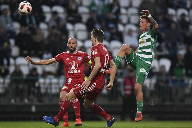 Antonín Vaníček (vpravo) z Bohemians střílí gól ve čtvrtfinále MOL Cupu. Zleva přihlížejí olomoučtí Michal Vepřek a Jan Štěrba.