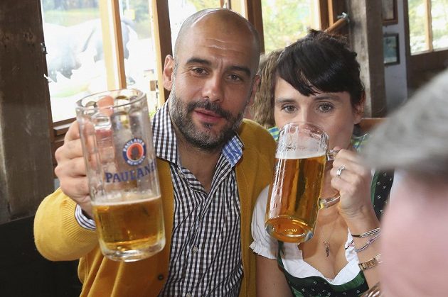 Kouč Bayernu Mnichov Pep Guardiola s manželkou Cristinou vychutnává pivo na Oktoberfestu.