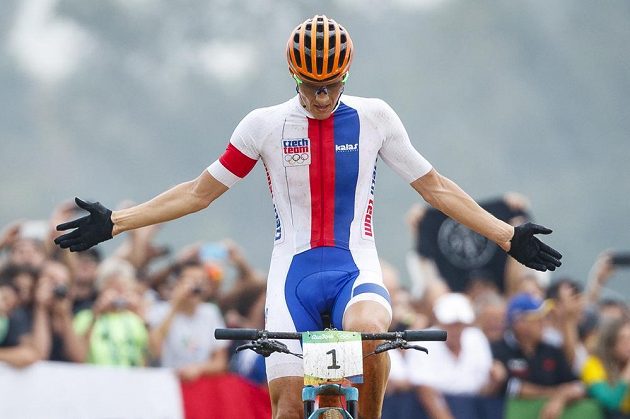 Český cyklista Jaroslav Kulhavý si jede pro stříbrnou medaili v závodě horských kol.