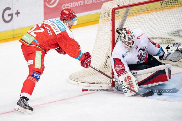 Erik De La Rose ze Sparty Praha a brankář Pardubic Ondřej Kacetl během utkání Tipsport extraligy.
