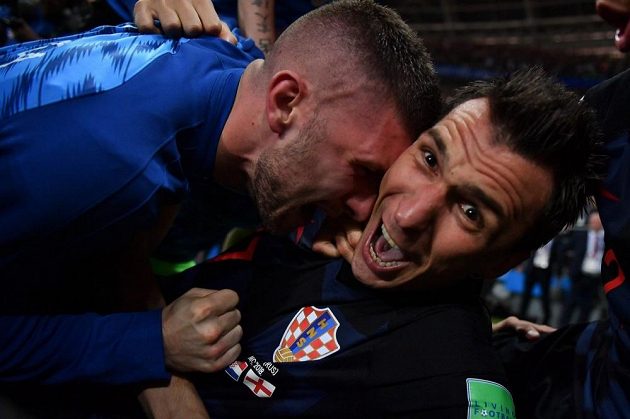 Joooooo! Obrovská radost Maria Mandžukiče z gólu na 2:1. Elitnímu útočníkovi vůbec nevadilo, že ho povalil spoluhráč.