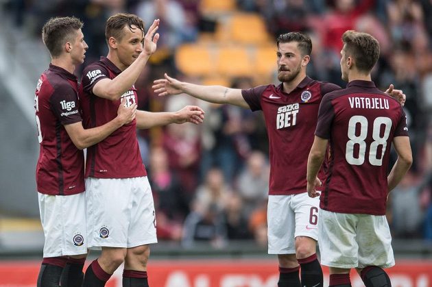 Sparťané Michal Sáček (zleva), Josef Šural, Lukáš Vácha a Bogdan Vatajelu oslavují gól na 2:0 proti Hradci.