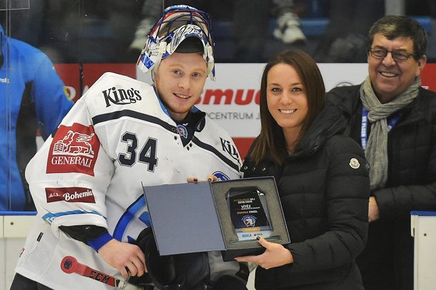 Brankář Plzně Dominik Frodl dostal před zápasem s Třincem cenu pro nejšikovnějšího brankáře ligy.