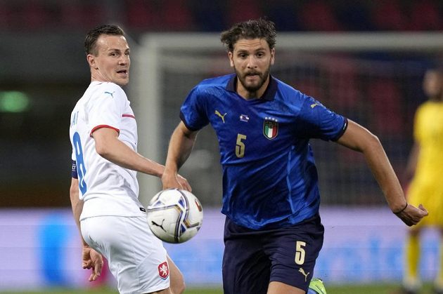 Manuel Locatelli (right) took Vladimír Darida's ball. 