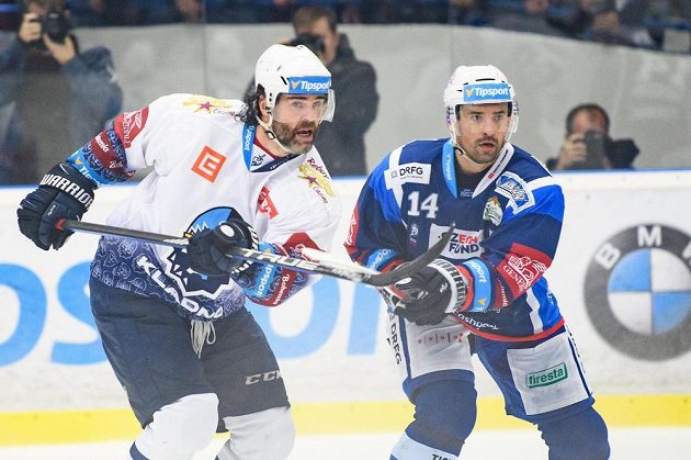 Ostře sledovaný souboj Jaromíra Jágra z Kladna a Tomáše Plekance v dresu Brna.