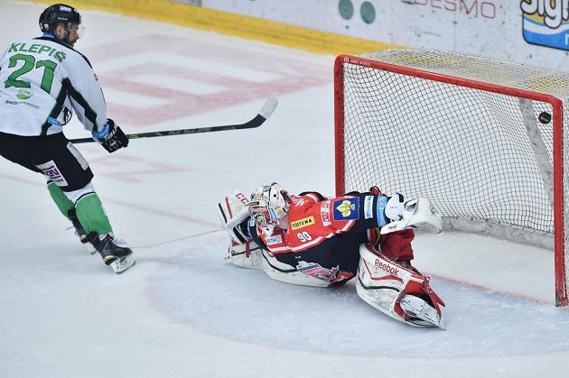 Jakub Klepiš z Boleslavi překonává hradeckého gólmana Ondřeje Kacetla a střílí rozhodující gól v samostatných nájezdech.