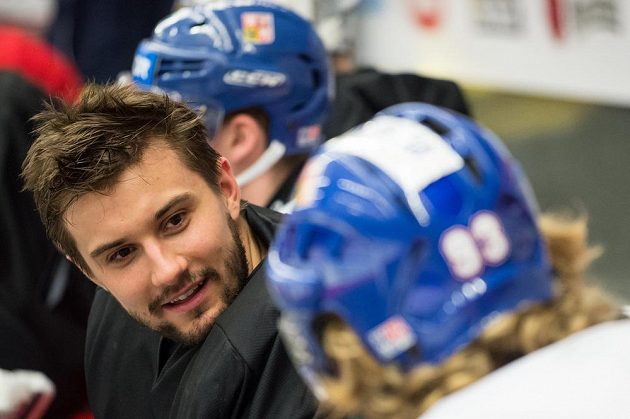 Brankář Petr Mrázek v rozhovoru se spoluhráči během tréninku hokejové reprezentace před turnajem Carlson Hockey Games.