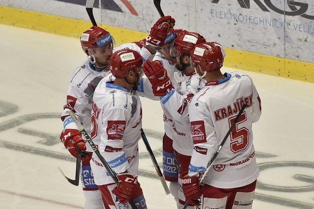Hokejisté Třince se radují z gólu. Zleva Roberts Bukarts, Vladimír Dravecký, Ethan Werek, autor branky Milan Doudera a Lukáš Krajíček.