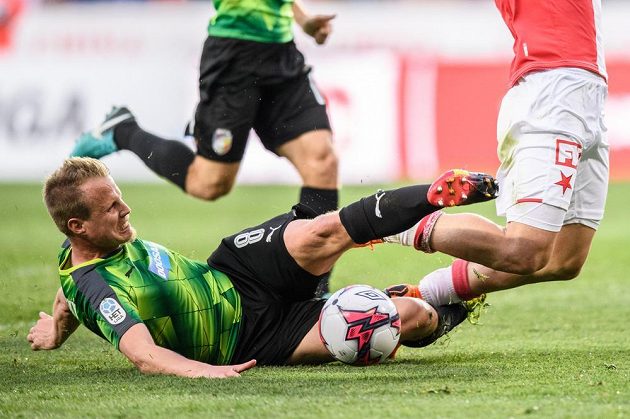 Plzeňský obránce David Limberský a jeho zákrok na Stanislava Tecla ze Slavie.