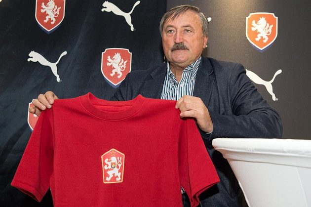 Fotbalová legenda Antonín Panenka s dresem z ME v Bělehradu 1976 během představení nového oblečení reprezentace.