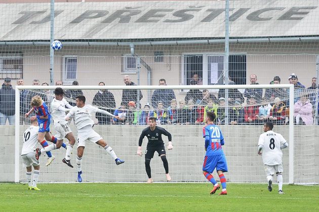Situace před brankou Realu Madrid v utkání 4. kola UEFA Youth League pro fotbalisty do 19 let proti Viktorii Plzeň. Uprostřed španělský gólman Diego Altube.