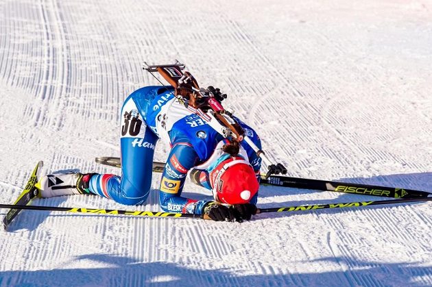 Vyčerpaná Veronika Vítková v cíli sprintu v Anterselvě.