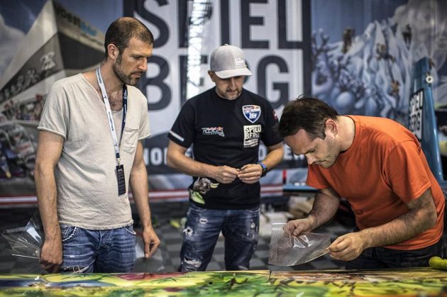 Petr Kopfstein dohlíží na instalování žraločí kůže...