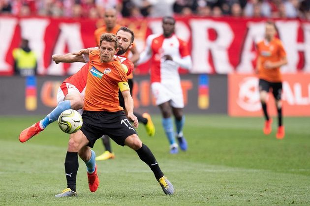 Patrik Hrošovský z Viktorie Plzeň a Josef Hušbauer ze Slavie Praha během utkání nadstavby Fortuna ligy ve skupině o titul.
