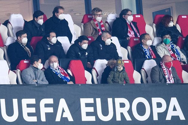 Sportovní ředitel Slavie Jiří Bílek (dole vlevo), bývalý ministr zdravotnictví Roman Prymula (vedle), Jaroslav Tvrdík (prostřední řada uprostřed), ředitel České televize Petr Dvořák (nahoře druhý zleva) a Alexandr Vondra (druhý zprava nahoře) sledují utkání Evropské Ligy mezi Slavií a Leicesterem.