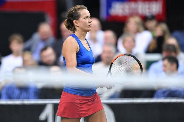 Barbora Strýcová v zápase proti Sofii Keninové z amerického týmu ve finále Fed Cupu 2018.