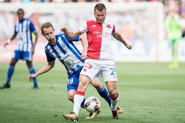 Ruslan Rotaň ze Slavie Praha a Jan Chramosta z Mladé Boleslavi během utkání 5. kola HET ligy.