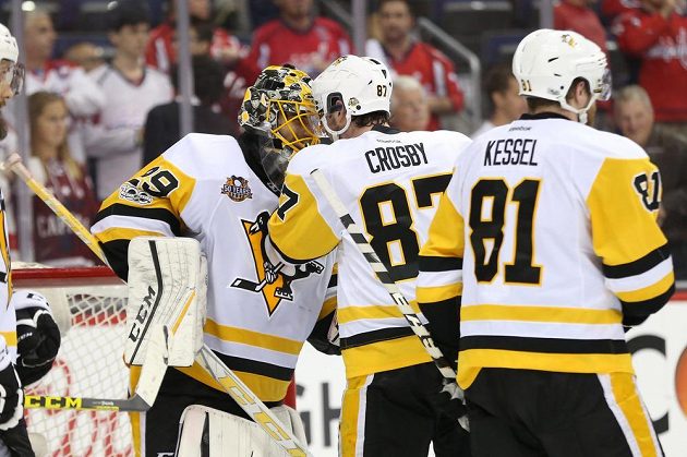 Kapitán Pittsburghu Sidney Crosby se raduje z postupu přes Washington s brankářem Marcem-Andrem Fleurym.