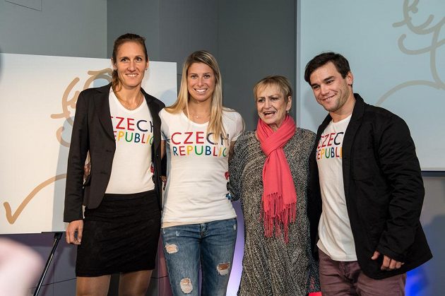 Věra Čáslavská (druhá zprava), skifařka Mirka Knapková (vlevo), tenistka Andrea Hlaváčková a kajakář Vavřinec Hradilek během představení motivu pro OH 2016 v Riu.