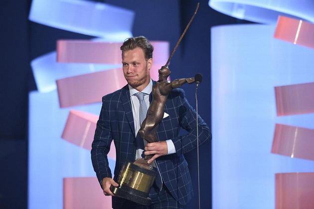 Vítěz David Pastrňák na slavnostním vyhlášení ankety Zlatá hokejka o nejlepšího českého hráče sezóny.