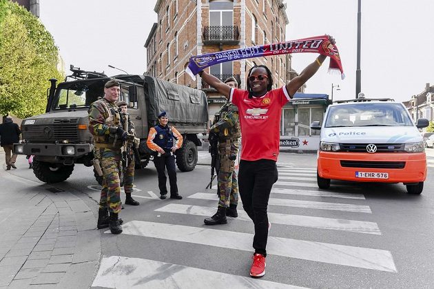 Fanoušek Manchesteru United prochází ulicemi Bruselu před čtvrtfinále Evropské ligy na půdě Anderlechtu. Ve městě panovala přísná bezpečnostní opatření, v akci byla policie i armáda vzhledem k možným obavám z teroristického útoku.