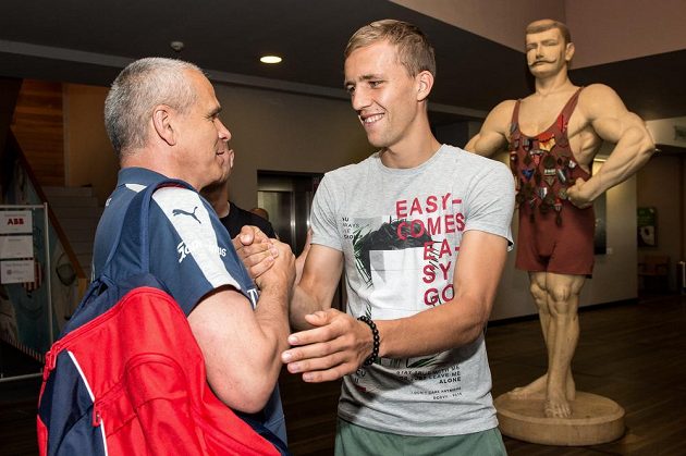 Trenér Vítězslav Lavička a Tomáš Souček během srazu reprezentace do 21 let před nadcházejícím ME v Polsku.