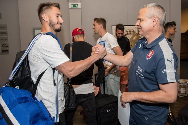 Brankář Luděk Vejmola (vlevo) a trenér Vítězslav Lavička během srazu reprezentace do 21 let před nadcházejícím ME v Polsku.