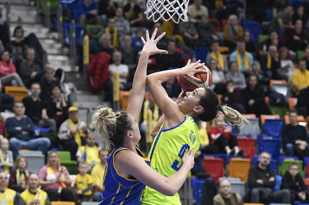 Ostrý souboj Ruth Hamblinové z Braine s Marijí Režanovou z USK Praha v utkání Evropské ligy basketbalistek.