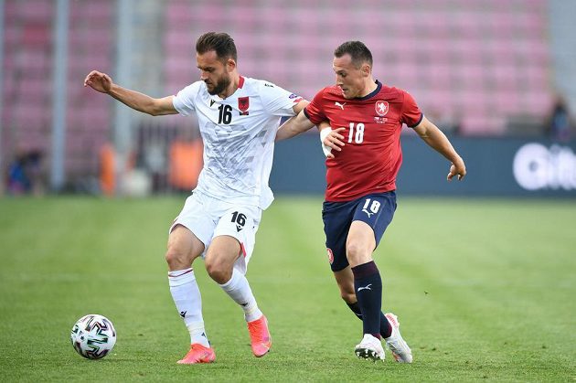 Český reprezentant Jan Bořil (vpravo) napadá Albánce Sokola Cikalleshiho v přípravném duelu.