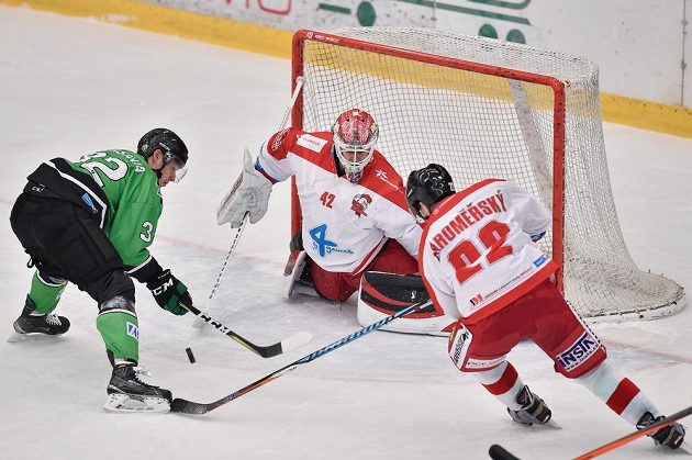 Mladoboleslavský Jakub Orsava se snaží zkrotit kotouč před olomouckým brankářem Branislavem Konrádem. Situaci se útočícímu hráči snaží znepříjemnit i olomoucký Jan Jaroměřský z Olomouce.