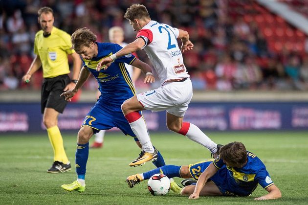 Milan Škoda ze Slavie a fotbalisté Borisova Jurij Kendyš (vlevo) a Dmitri Baga.