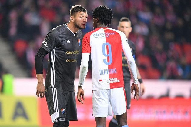 Fotbalista Slavie Peter Olayinka a jeho slovní výměna názorů se soupeřem z Baníku Ostrava.