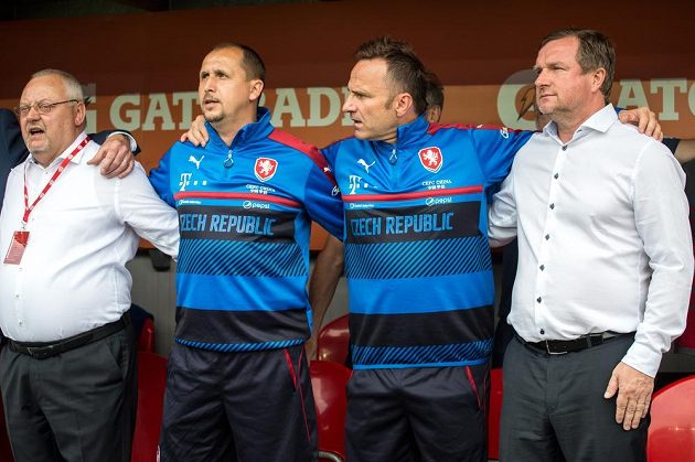 Zprava trenér české reprezentace Pavel Vrba, asistenti Karel Krejčí, Zdeněk Svoboda a vedoucí mužstva Jaroslav Dudl před začátkem přípravného utkání s Jižní Koreou.
