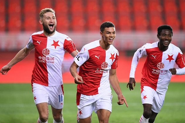 Fotbalisté Slavie se radují z brank v utkání 30. kola Fortuna ligy proti Plzni.