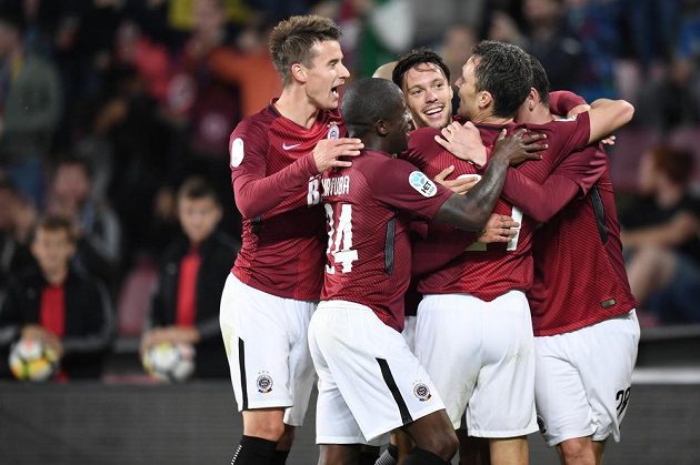 Sparťanská radost. Fotbalisté Sparty slaví gól v teplické síti během utkání 8. kola. O branky Letenských se postarali útočníci Václav Kadlec a David Lafata.