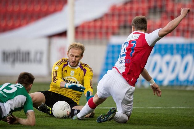 Brankář Bohemians Zdeněk Zlámal zasahuje proti útočníkovi Slavie Milanu Škodovi.