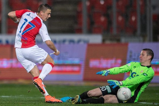 Jaroslav Mihalík (vlevo) ze Slavie Praha a pozorný brankář Teplic Tomáš Grigar.