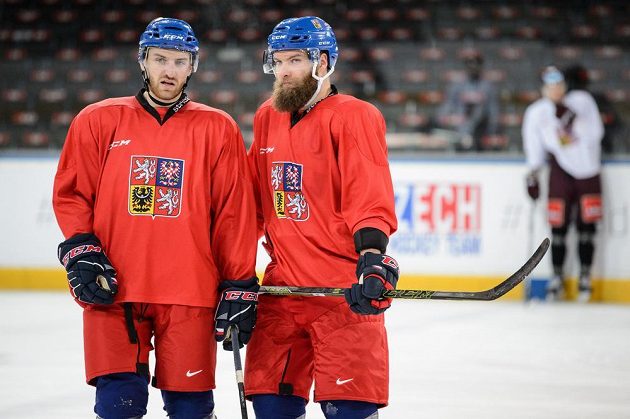 Jakub Nakládal (vlevo) a Adam Polášek během tréninku hokejové reprezentace v rámci přípravy na ZOH 2018 v Pchjongčchangu.