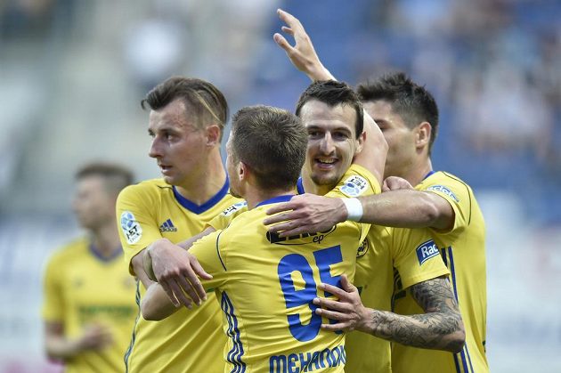 Fotbalisté Zlína se radují z gólu proti mladé Boleslavi, druhý zprava autor branky Vukadin Vukadinovič.