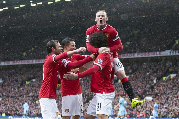 Fotbalisté Manchesteru United se radují se střelcem Marouane Fellainim (vpravo dole)z gólu, který vstřelil Manchesteru City.