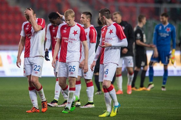 Fotbalisté Slavie Praha (zleva): Tomáš Souček, Michal Frydrych a Jaromír Zmrhal po utkání s Jabloncem.