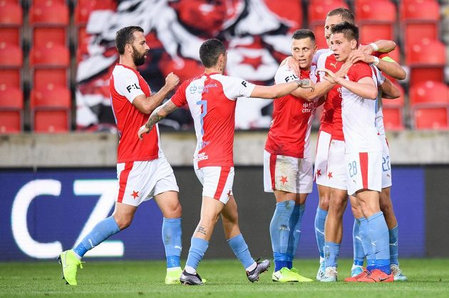 Josef Hušbauer, Nicolae Stanciu, Tomáš Holeš, Tomáš Souček a Lukáš Masopust oslavují gól na 1:0 .