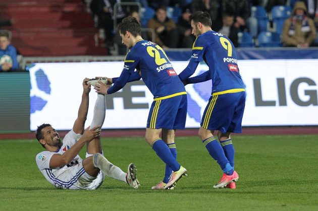 Utkání 22. kola první fotbalové ligy: FC Baník Ostrava - 1. FC Vysočina Jihlava, 30. března 2018 v Ostravě. Křeč v noze Milana Baroše z Baníku Ostrava. Pomáhají mu jihlavští Till Schumacher a Marin Popovič.