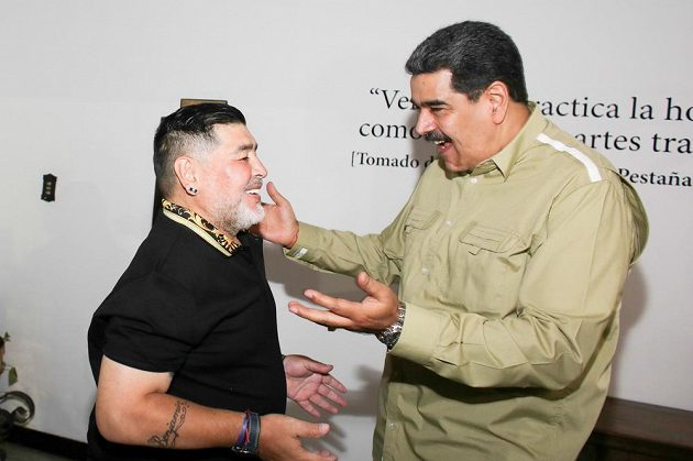 Život Diega Maradony byl plný senzací a překvapení. Navštívil třeba venezuelského prezidenta Madura.