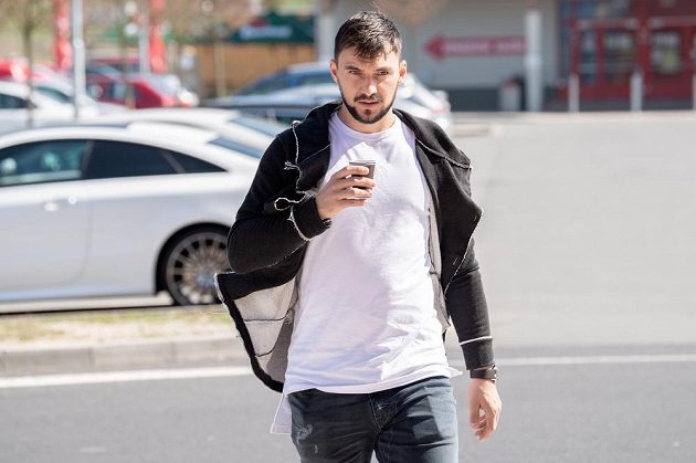 Jakub Kovář přichází na sraz hokejové reprezentace před přípravnými zápasy s Německem.
