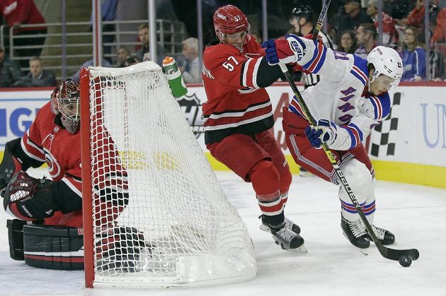 Český brankář Caroliny Hurricanes Petr Mrázek pozorně sleduje za svou brankou v utkání NHL.