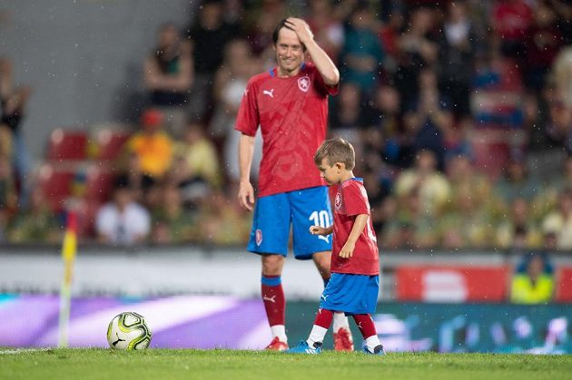 Tomáš Rosický a jeho syn Tomášek během rozlučkového utkání.