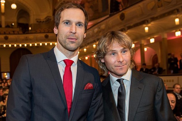 Brankář Petr Čech (vlevo) a Pavel Nedvěd během vyhlášení ankety Fotbalista roku 2015.